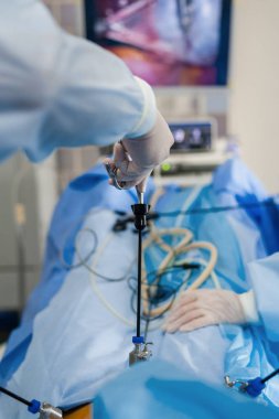 Endoskopik ekipman kullanarak işlemi