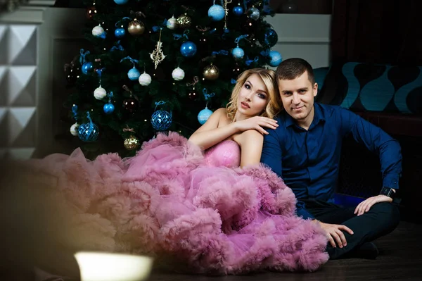 Um jovem casal posando em um estúdio de Natal — Fotografia de Stock