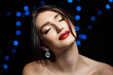 Mavi bokeh ile Güzellik Portresi