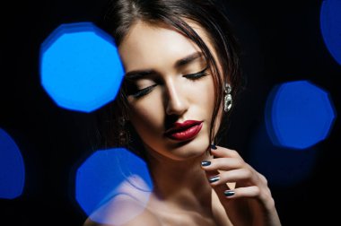 Mavi bokeh ile Güzellik Portresi