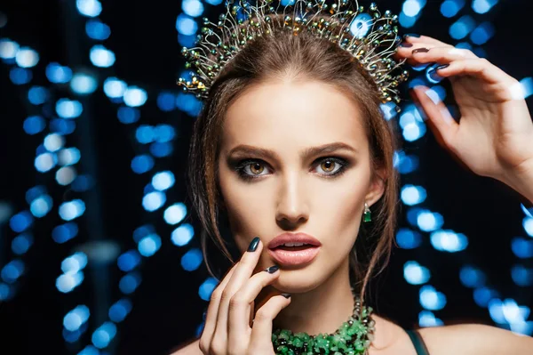 Beauty portrait of a gorgeous girl with a tiara — Stock Photo, Image