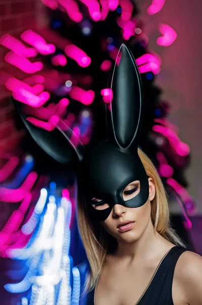Sexy Bunny met Kerstdecoratie — Stockfoto