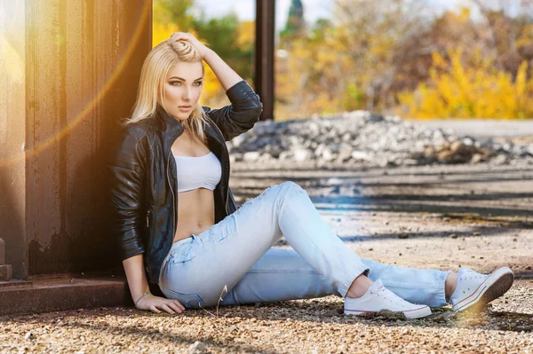 Blond in black leather jackets in sunny weather — Stock Photo, Image
