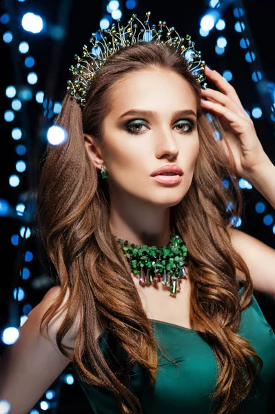 Beauty portrait of a gorgeous girl with a tiara — Stock Photo, Image