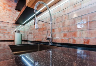 Modern mutfak. Lavabo ve Bataryası krom