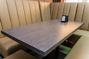 Modern tasarım kanepe ve bir kafede bir tablo