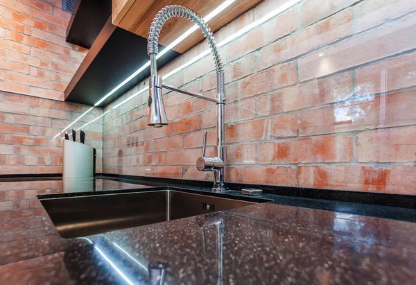 Moderne Küche. Waschbecken und Chrom-Wasserhahn — Stockfoto