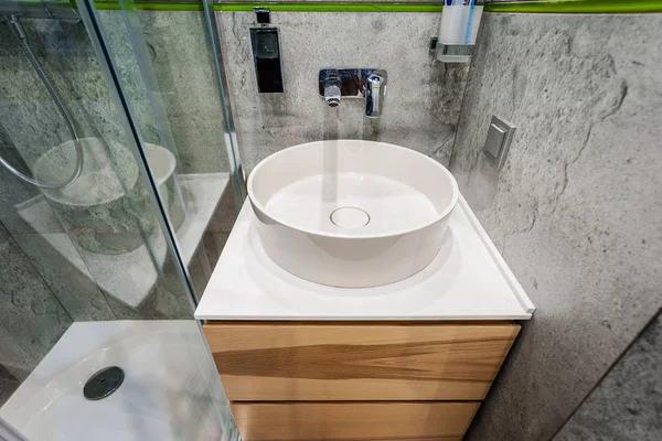 Modernes Badezimmer. Wasserhahn und Spüle — Stockfoto