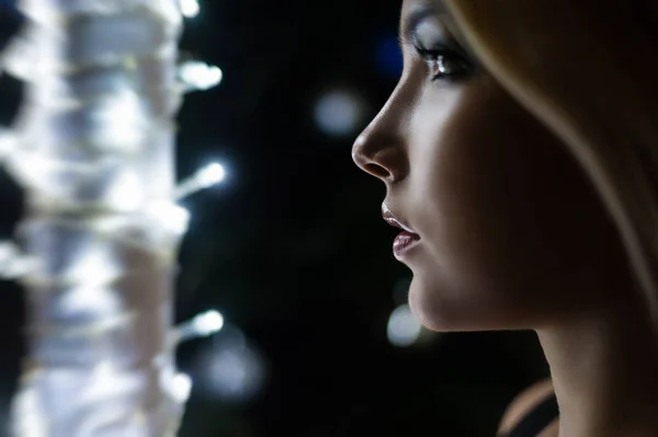 Sihirli ışıklar seksi bir sarışınla Güzellik Portresi — Stok fotoğraf