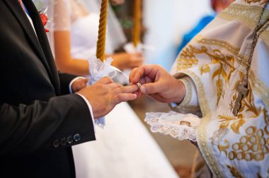 Düğün. Gelin ve damat bir törenle Kilisesi