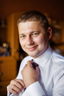 Düğün. Damat hazırlanıyor