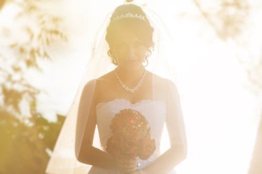 Düğün. Gelinle bir kırmızı tasarımcı buket yapay çiçek