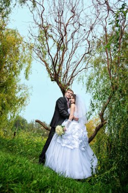 Yeni evliler doğada yürüyüş