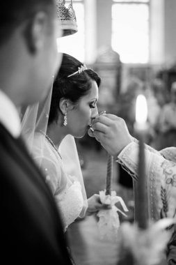 Düğün. Gelin ve damat bir törenle Kilisesi