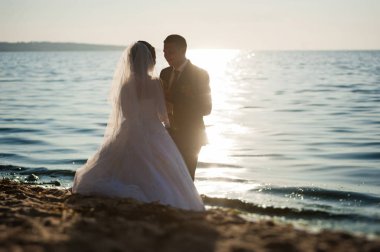 Düğün. Sevgi dolu bir çift üzerinde nehir kıyısında