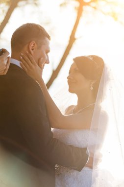 Düğün. Sevgi dolu bir çift üzerinde nehir kıyısında