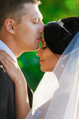 Düğün. Sevgi dolu bir çift üzerinde nehir kıyısında