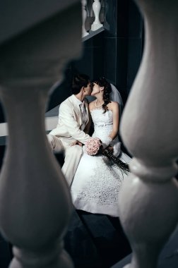 Yeni evliler merdivenlerde oturan