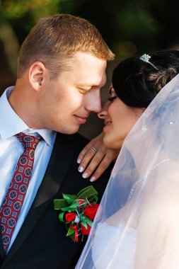 Düğün. Sevgi dolu bir çift üzerinde nehir kıyısında