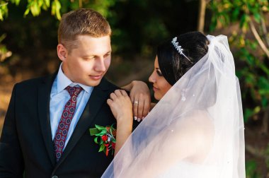 Düğün. Sevgi dolu bir çift üzerinde nehir kıyısında