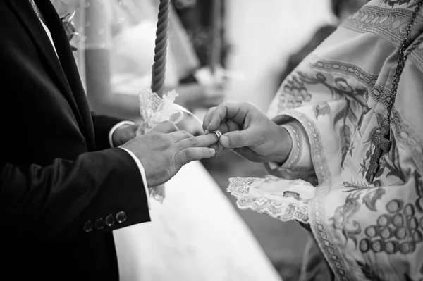 Matrimonio. Sposo e sposo in chiesa durante una cerimonia — Foto Stock