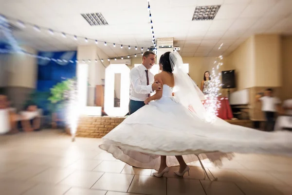 Hochzeitsgesellschaft. der erste Tanz — Stockfoto