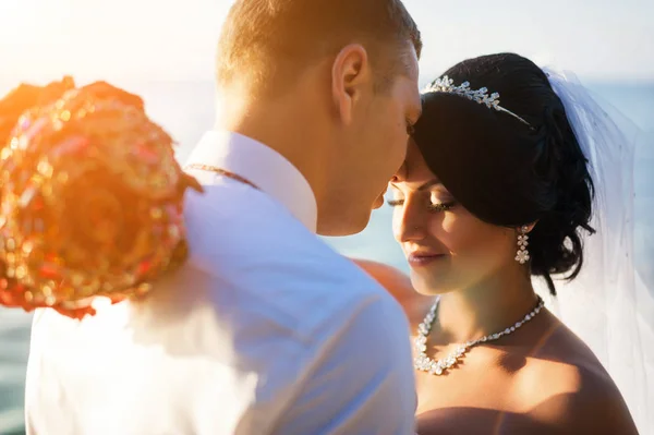 Casamento. Um casal amoroso na margem do rio — Fotografia de Stock