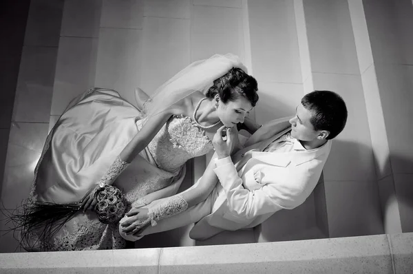 Newlyweds are sitting on the stairs — Stock Photo, Image