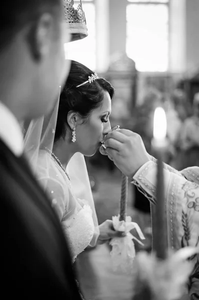 Hochzeit. Brautpaar in der Kirche während einer Zeremonie — Stockfoto