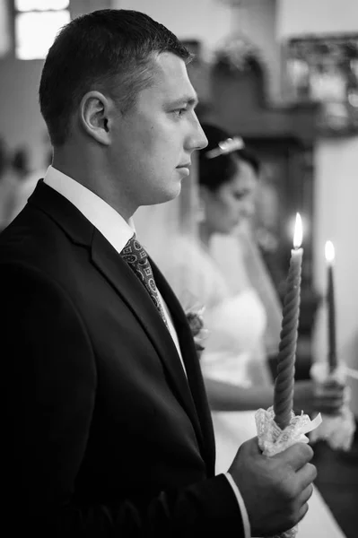 Hochzeit. Brautpaar in der Kirche während einer Zeremonie — Stockfoto