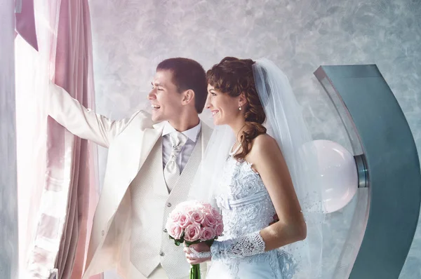 Nou-căsătoriți în interior — Fotografie, imagine de stoc
