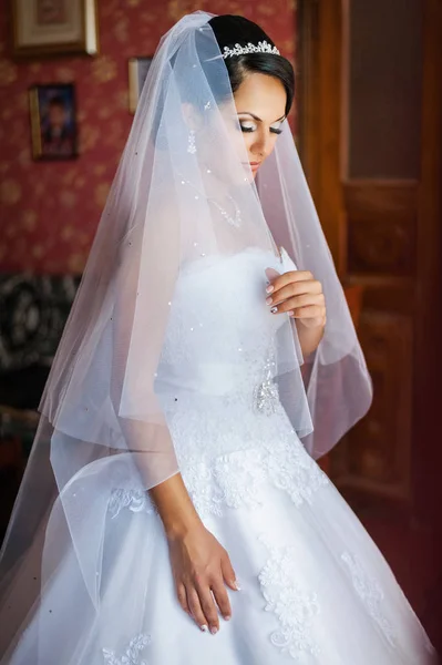 Matrimonio. La sposa si sta preparando. — Foto Stock