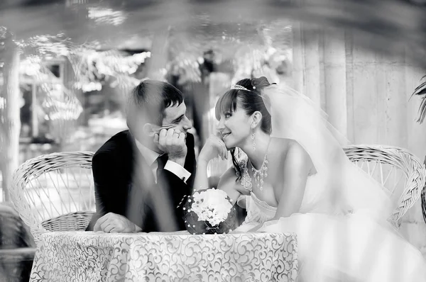 Jonggehuwden zitten in een café — Stockfoto