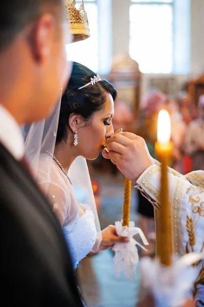 結婚式。式典中に教会の新郎新婦 — ストック写真