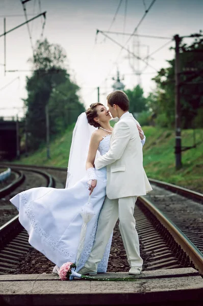 Recém-casados caminhando na ferrovia — Fotografia de Stock