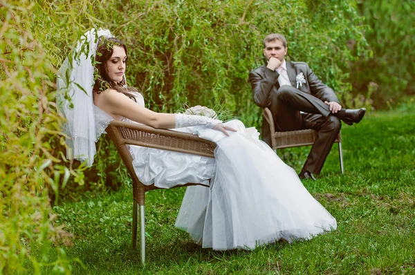 Chodící novomanželé v přírodě — Stock fotografie