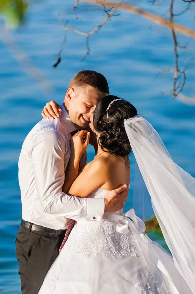 Mariage. Un couple amoureux sur la rive de la rivière — Photo