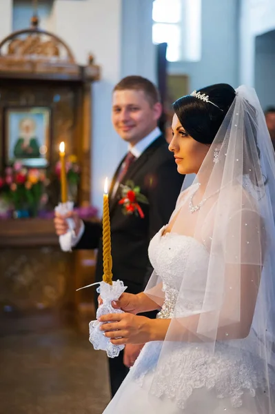 Esküvői. Menyasszony és a vőlegény a templomban ünnepségen — Stock Fotó