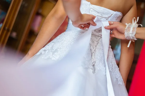 Matrimonio. La sposa si sta preparando. — Foto Stock