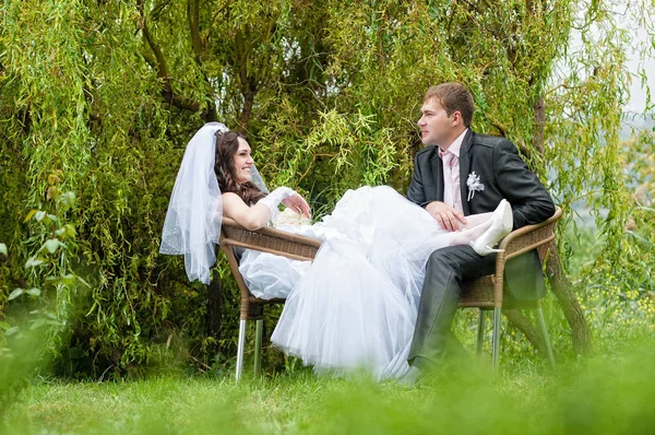 Jonggehuwden wandelen in de natuur — Stockfoto