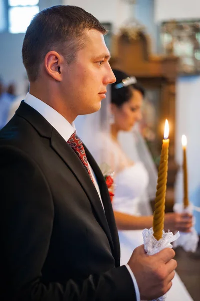 Ślubne. Narzeczeni w kościele podczas ceremonii — Zdjęcie stockowe