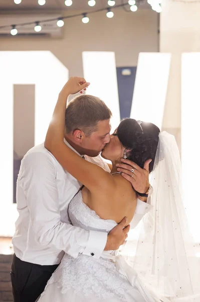 Festa de casamento. A primeira dança — Fotografia de Stock