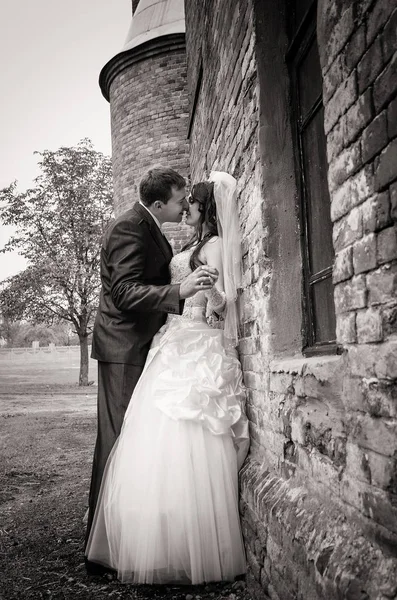 城の近くの新婚夫婦 — ストック写真