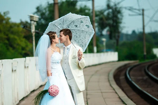 Recém-casados caminhando na ferrovia — Fotografia de Stock