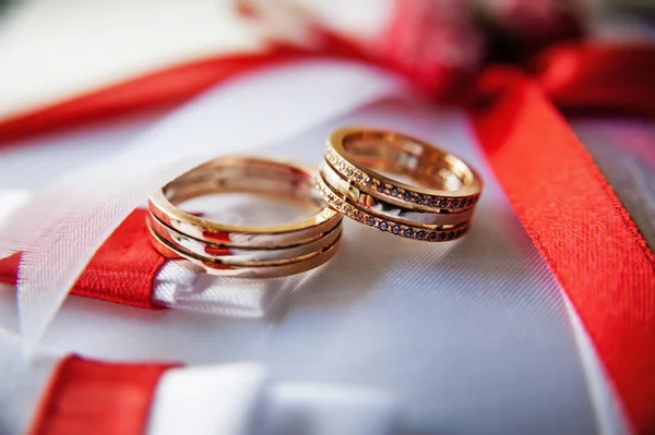 Wedding rings lying on the white pillow — Stock Photo, Image