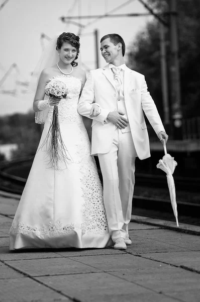 新婚夫妇在铁路上行走 — 图库照片