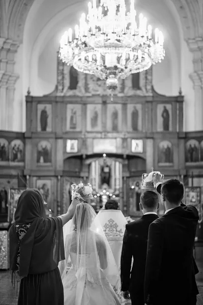 Esküvői. Menyasszony és a vőlegény a templomban ünnepségen — Stock Fotó
