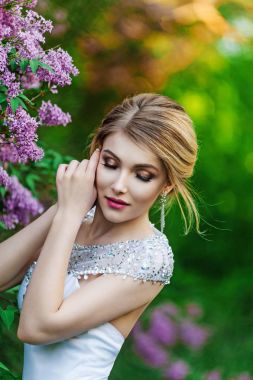 Parkta poz uzun beyaz bir elbise şık moda modeli