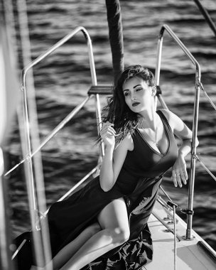 Güzel kadın bir yatta (siyah ve beyaz poz)