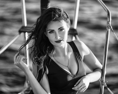 Güzel kadın bir yatta (siyah ve beyaz poz)